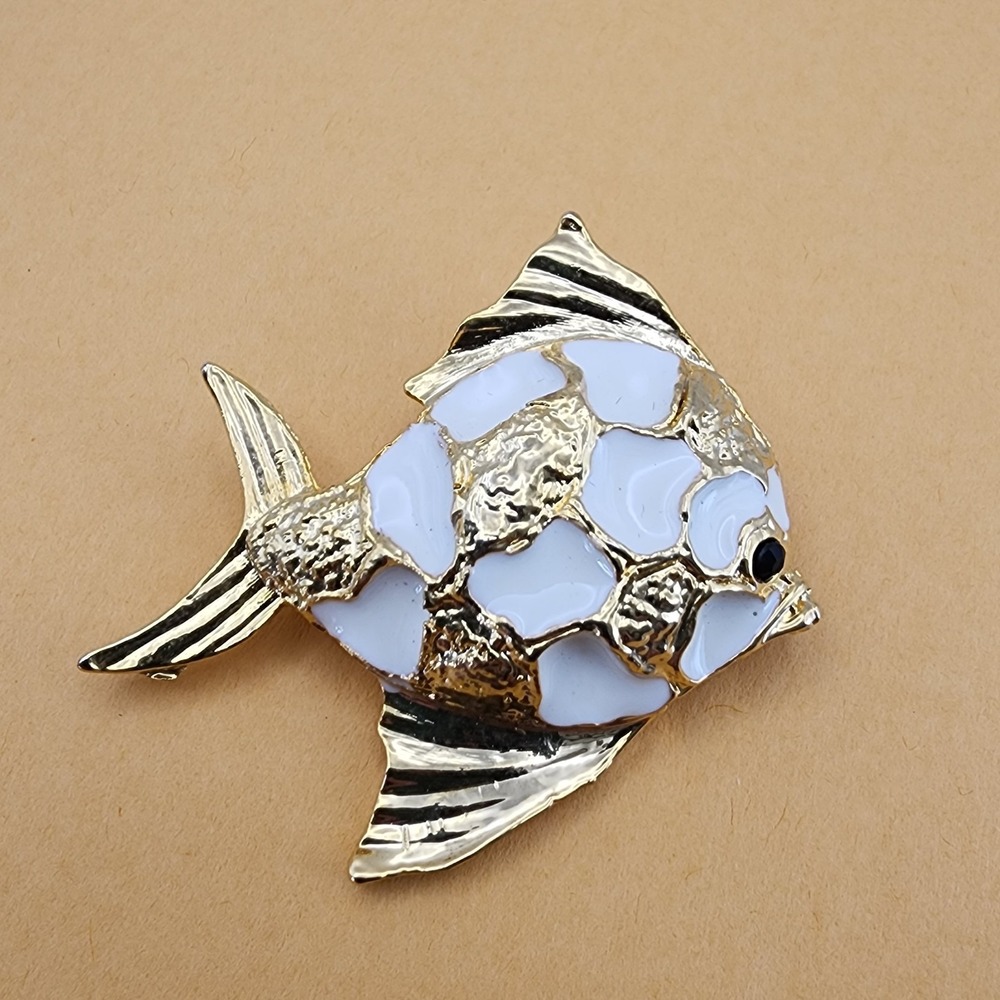 Vintage Angel Fish Gold Tone Cream Embossed Enamel Reef Tropical Vacation Brooch - Picture 2 of 10